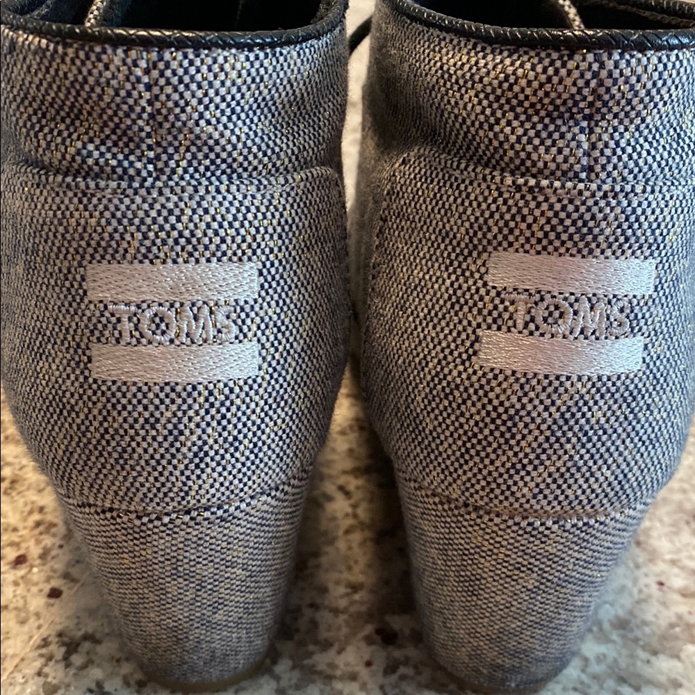 Gold & Black Tom’s Wedges - Picture 4 of 6